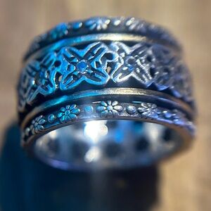 Elegant Silver Floral Spinner Ring